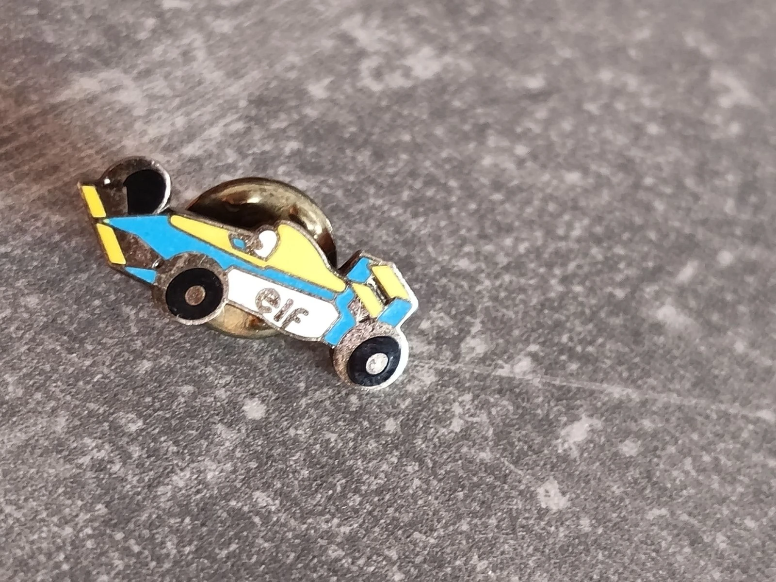 Renault formula 1 elf boomerang pin – photo 2
